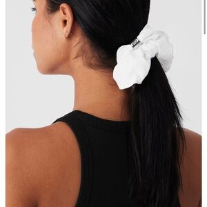 ALO BEAD IT OVERSIZED SCRUCNCHIE BRAND NEW WITH TAGS